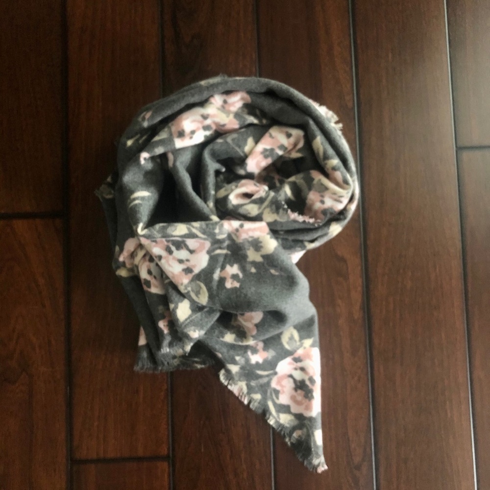 🎉HP🎉 🎀2 for $20🎀 Floral Scarf